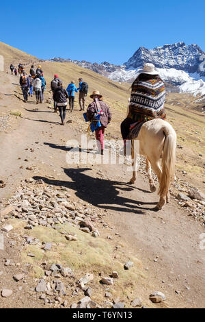 Les touristes partir en randonnée dans les montagnes de l'Arc-en-ciel à couper le souffle sur un voyage de jour de Cusco à Los Andes au Pérou Banque D'Images