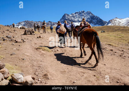 Les touristes partir en randonnée dans les montagnes de l'Arc-en-ciel à couper le souffle sur un voyage de jour de Cusco à Los Andes du Pérou Banque D'Images