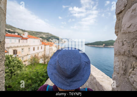 Femme au chapeau bleu à la vieille ville de Dubrovnik Banque D'Images