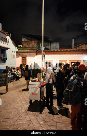 Vie nocturne à El Chorro de Quevedo en Candelaria, Bogota, Colombie Banque D'Images