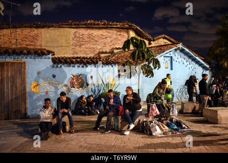 Vie nocturne à El Chorro de Quevedo en Candelaria, Bogota, Colombie Banque D'Images