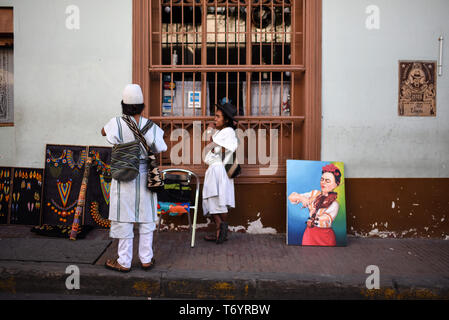 Set de populations autochtones vendent de l'artisanat à Bogota, Colombie Banque D'Images