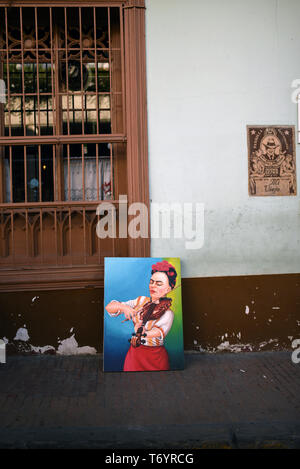 La peinture de Frida Kahlo à jouer du violon à vendre à Bogota, Colombie Banque D'Images