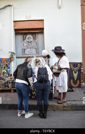 Set de populations autochtones vendent de l'artisanat à Bogota, Colombie Banque D'Images