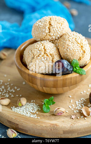 Cookies faits maison sésame marocain dans un bol en bois. Banque D'Images