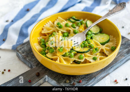 Pâtes Farfalle avec les courgettes et les pois verts. Banque D'Images