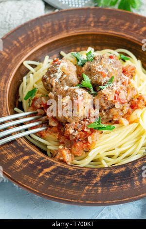 Des boulettes de viande en sauce tomate et des spaghettis. Banque D'Images