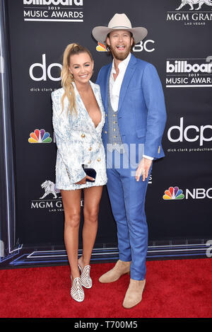 LAS VEGAS, NV - 01 MAI : Brittney Marie Cole avec Brian Kelley de Floride Géorgie participe à la ligne 2019 Billboard Music Awards au MGM Grand Garden Arena le 1 mai 2019 à Las Vegas, Nevada. Banque D'Images