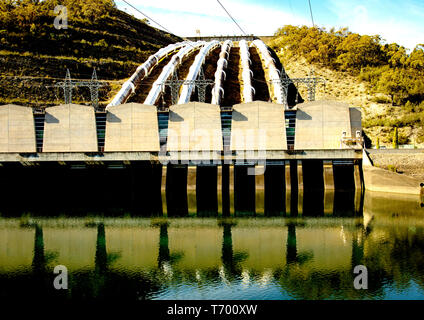 Dans les tuyaux menant 3 Tumut power station dans les montagnes enneigées Banque D'Images