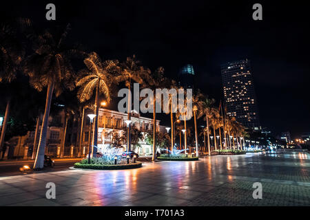 Promenade pour les touristes à Da Nang city at night Banque D'Images