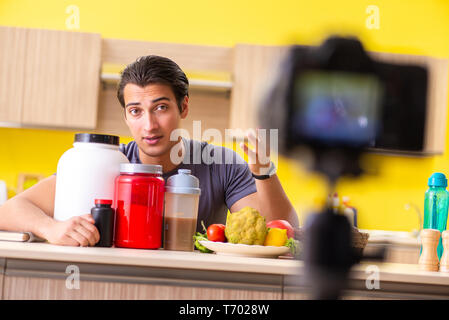 Jeune homme un blog sur les compléments alimentaires Banque D'Images