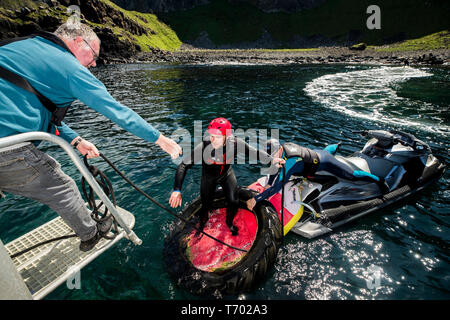 Charge des volontaires sur un détritus voile lors d'un ramassage de déchets autour de la côte de la Chaussée des Géants en Irlande du Nord. Banque D'Images