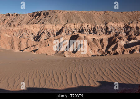 Les montagnes de sel et dunes de sable dans le Valle Marte, San Pedro de Atacama, Chili Banque D'Images