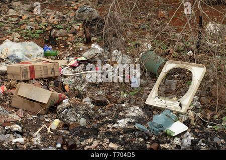 Sauvegarde sur le côté de la route au Yucatan, Mexique. Nous pouvons voir des bouteilles en verre, des objets en plastique et sacs, et d'autres polluants. Banque D'Images