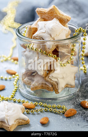 Biscuits aux amandes de Noël en forme d'étoile. Banque D'Images