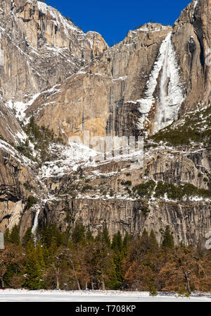 Le célèbre Yosemite Falls dans l'hiver. Banque D'Images