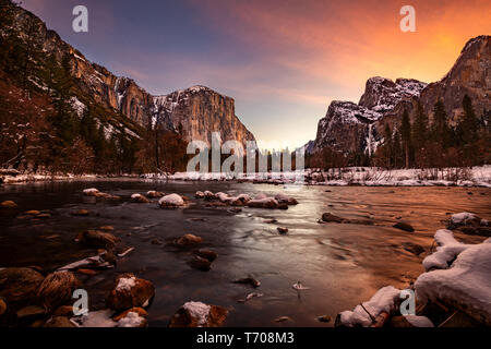 Yosemite Valley est une vallée glaciaire dans l'ouest de la Sierra Nevada de la Californie Yosemite National Park, creusé par la rivière Merced. L Banque D'Images