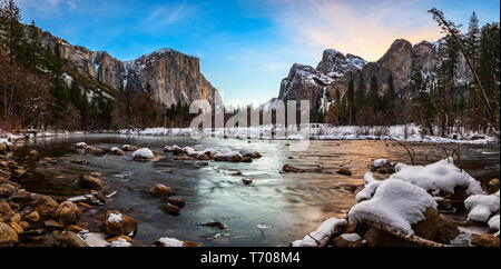 Yosemite Valley est une vallée glaciaire dans l'ouest de la Sierra Nevada de la Californie Yosemite National Park, creusé par la rivière Merced. L Banque D'Images