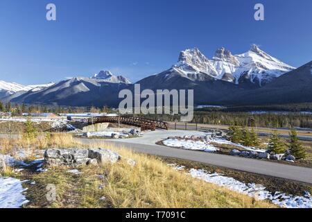 Paysage panoramique Trans Canada Highway. Canadian Rocky Mountain Foothills Three Sisters Peak Canmore Alberta Sunny Spring Day Blue Skyline Banque D'Images