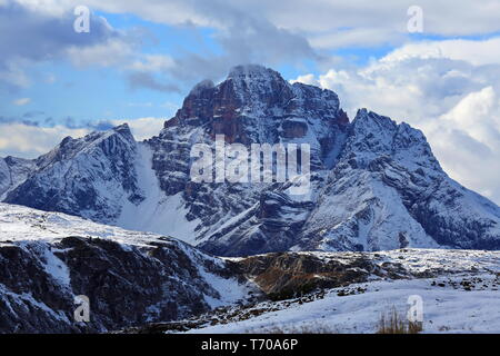 Trois pinacles dans les Dolomites Banque D'Images