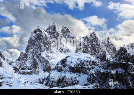 Trois pinacles dans les Dolomites Banque D'Images