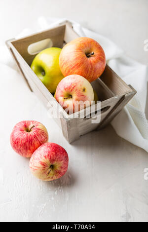 Boîte en bois plein de pommes Banque D'Images