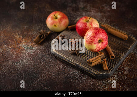 Pommes rouges frais avec des bâtons de cannelle Banque D'Images