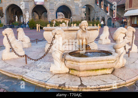 Fontaine dans la vieille place de Bergame à Noël Banque D'Images