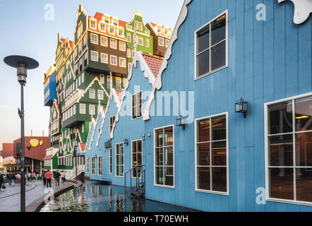 Zaandam, aux Pays-Bas, le 18 avril 2019 : La célèbre Inntel hotel dans le centre de Zaandam avec à l'extérieur les différentes façades qui étaient connues je Banque D'Images