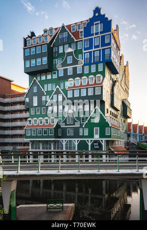 Zaandam, aux Pays-Bas, le 18 avril 2019 : La célèbre Inntel hotel dans le centre de Zaandam avec à l'extérieur les différentes façades qui étaient connues je Banque D'Images