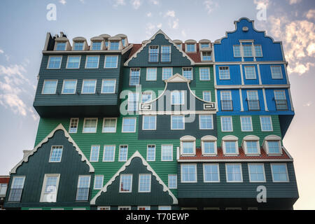 Zaandam, aux Pays-Bas, le 18 avril 2019 : La célèbre Inntel hotel dans le centre de Zaandam avec à l'extérieur les différentes façades qui étaient connues je Banque D'Images