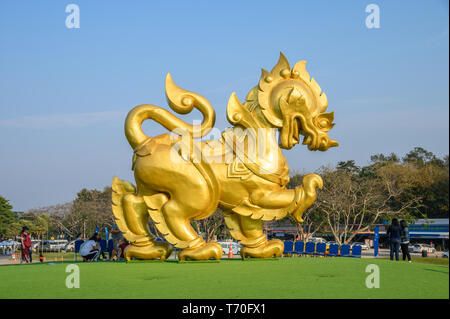 Chiang Rai, Thaïlande - 13 févr. 2019 : Golden big statue sur l'icône singha singha à Green Hill Park Banque D'Images