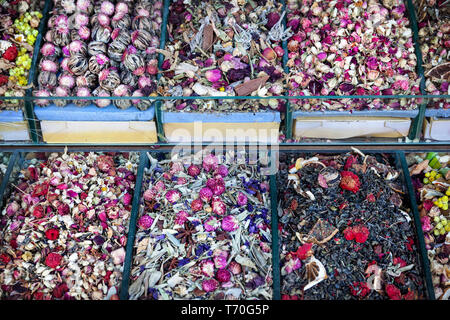 Différents thés à partir de fleurs et d'épices dans le célèbre marché aux épices à Istanbul Turquie Banque D'Images