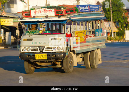 SUKHOTHAI, THAÏLANDE - le 26 décembre 2018 : le bus de la ville sur la base de l'ancien camion Isuzu un gros plan dans le tôt le matin solaire Banque D'Images