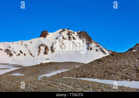 Le sommet du Mont Erciyes sur une journée ensoleillée au milieu d'un ciel bleu clair en Anatolie centrale, Turquie. Banque D'Images