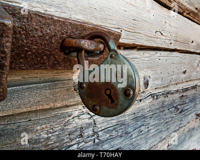 Une ancienne serrure est suspendu à une porte en bois dans la vieille ville de, Finlande. L'ancien village de pêcheurs a été préservé comme un quartier des musées. Banque D'Images