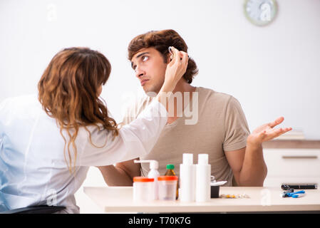 Patient avec de l'audition médecin de passage otorhinolaryngologi Banque D'Images