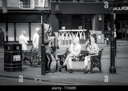 La photographie de rue en noir et blanc autour du centre-ville de Northampton, Royaume-Uni. Banque D'Images