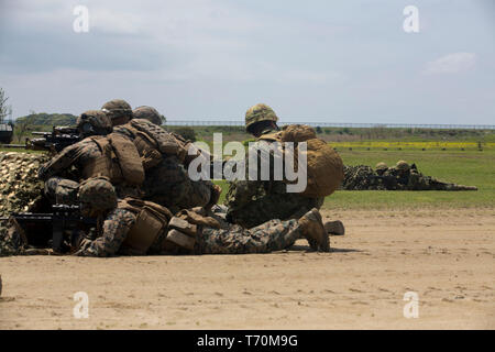 Des soldats de la terre du Japon d'autodéfense brigade amphibie un déploiement rapide et des Marines américains de la Compagnie Bravo, l'Équipe de débarquement du bataillon, 1er Bataillon, 4ème Marines, effectuer une démonstration d'assaut pendant les échanges d'experts en la matière au Camp Ainoura, Sasebo, Japon, le 26 avril 2019. BLT 1/4 est l'élément de combat au sol pour la 31e Marine Expeditionary Unit. La semaine de Smee a renforcé le partenariat JGSDF-marines des États-Unis et a célébré le 1er anniversaire de la ARDB. La 31e MEU, le Corps des marines de l'avant-déployés continuellement seulement MEU, offre une souplesse et la force létale ready t Banque D'Images