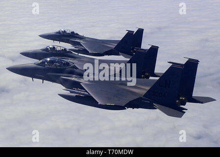 F-15E Strike Eagles affecté à la 494e Escadron de chasse formation aérienne sur la mer du Nord le 29 avril. Le 494e effectue des manoeuvres d'entraînement chaque jour pour assurer la 48e Escadre de chasse apporte des capacités de combat de l'air unique à la lutte lorsqu'il est appelé par l'United States Air Forces in Europe-Air Afrique Forces. (U.S. Air Force photo/ Tech. Le Sgt. Matthew Plew) Banque D'Images