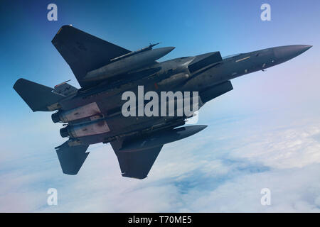 Un F-15E Strike Eagle affecté à la 494e Escadron de chasse procède à la formation de l'antenne au-dessus de la mer du Nord le 29 avril. Le 494e effectue des manoeuvres d'entraînement chaque jour pour assurer la 48e Escadre de chasse apporte des capacités de combat de l'air unique à la lutte lorsqu'il est appelé par l'United States Air Forces in Europe-Air Afrique Forces. (U.S. Air Force photo/ Tech. Le Sgt. Matthew Plew) Banque D'Images