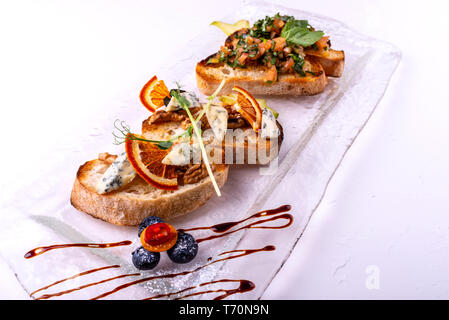 Délicieux antipasti italiens bruschetta sur fond blanc. Close-up. Banque D'Images