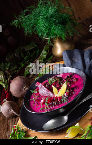 Un Borschtsch orientale avec la prière rouge classique Banque D'Images