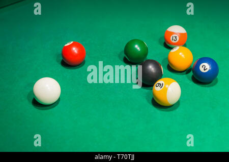 Boules de billard sur la table verte piscine Banque D'Images