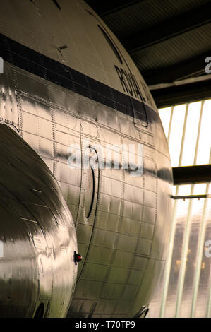 Belfast court C1 à l'intérieur de l'avion de transport exposition nationale sur la guerre froide Musée de la RAF à Cosford. Avions préservé, en avion. La lumière d'une fenêtre Banque D'Images