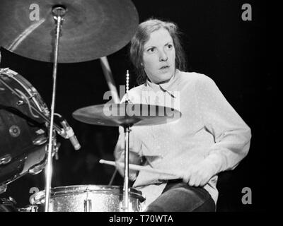 HILVERSUM, Pays-Bas - circa 1974 : Batteur Maureen Tucker (Moe Tucker) ex Velvet Underground, il se produit sur scène à Hilversum, Pays-Bas vers 1974. Banque D'Images