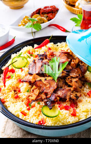 Tajin avec du couscous, légumes et viande sur fond blanc Banque D'Images