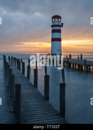 Phare de la jetée sur le lac en hiver Banque D'Images