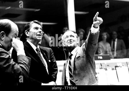 Le président Ronald Reagan a informé par JSC réalisateur Christopher C Jr Kraft au Johnson Space Center, Centre de contrôle de mission à Houston, Texas, le 13 novembre 1981. Droit avec la permission de la National Aeronautics and Space Administration (NASA). () Banque D'Images