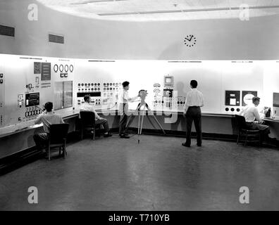 Les ingénieurs de la NASA dans la soufflerie supersonique à la salle de contrôle de la NASA Glenn Research Center de Cleveland, Ohio, 1949. Droit avec la permission de la National Aeronautics and Space Administration (NASA). () Banque D'Images